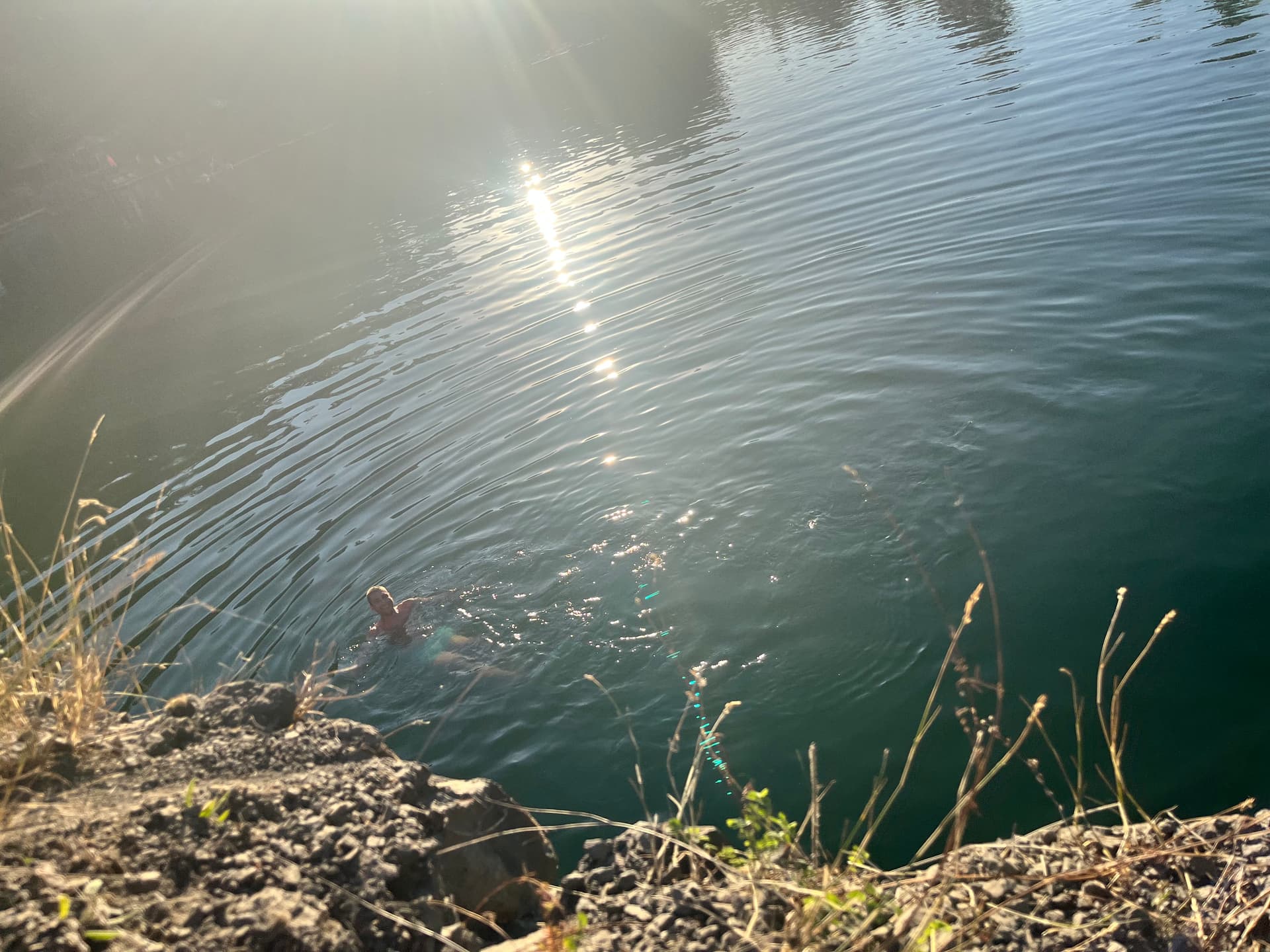 Schwimmen im kristallklaren Wasser