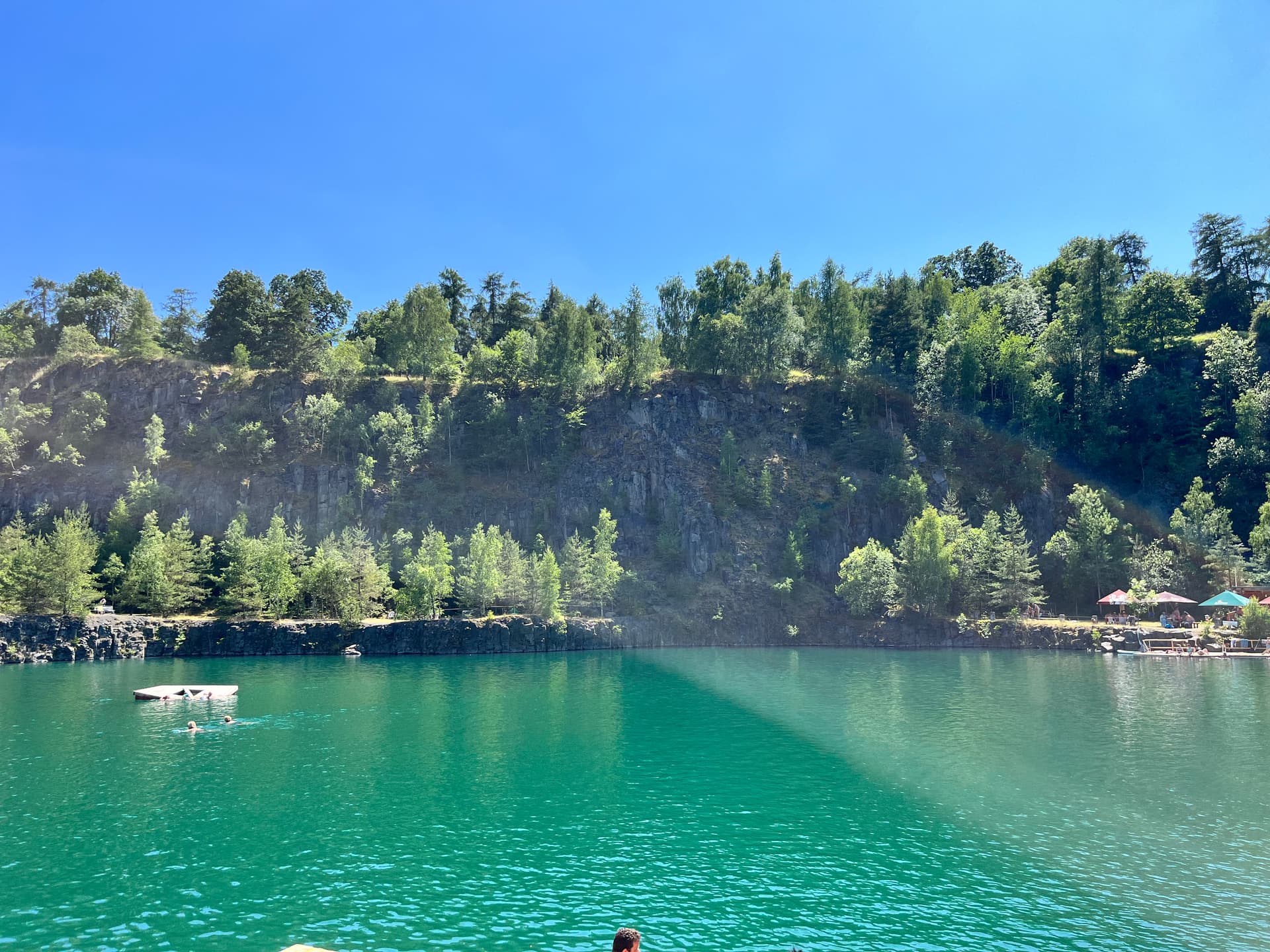 Panoramablick auf den gefluteten Steinbruchsee