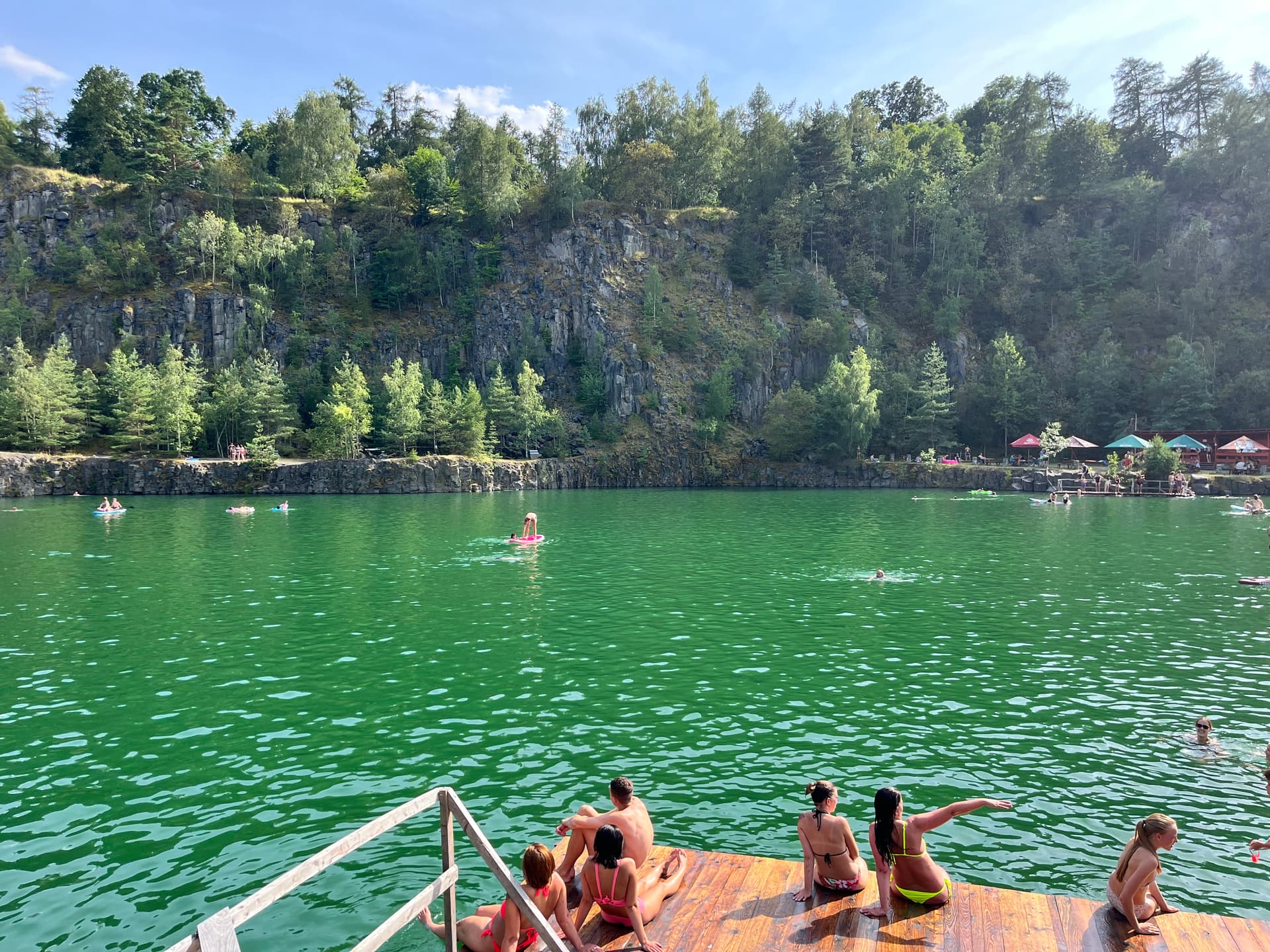 Blick auf den Steinbruch Hradišťský Vrch — Steg und kristallklarer See