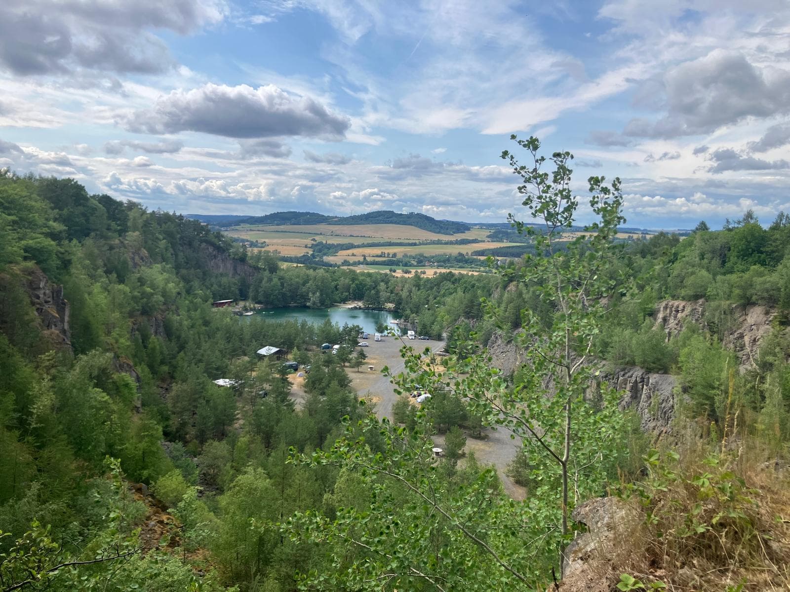 Pohled na lom a kemp z vyhlídky