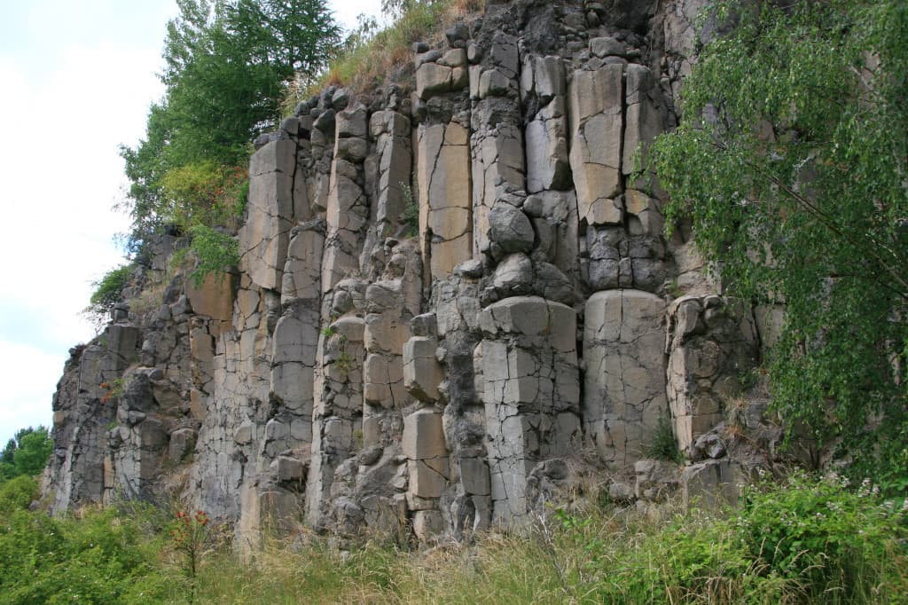 Basaltfelsen des Steinbruchs