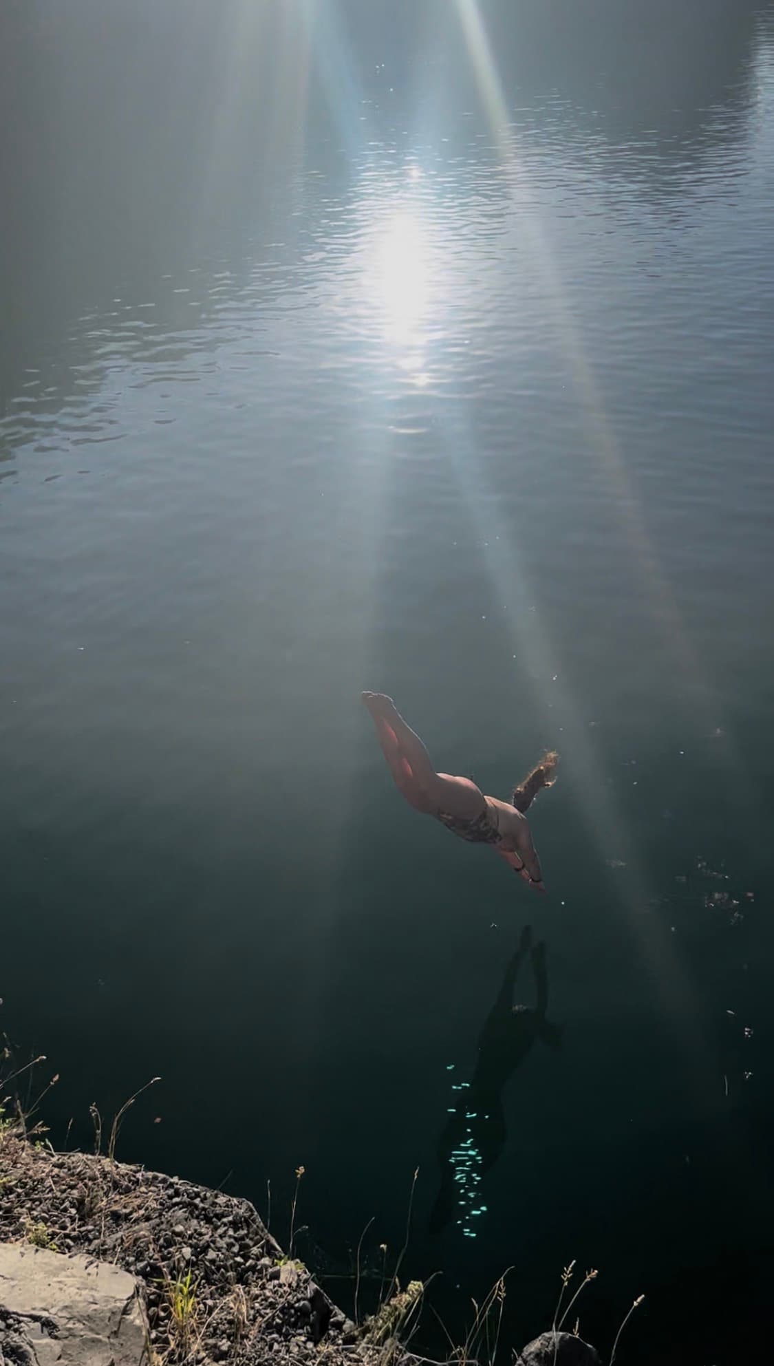 Sprung ins Wasser vom Steg